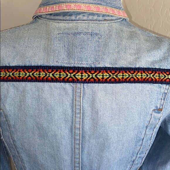 Vintage Guess Blue Boho Embroidered Distressed Denim Jacket Festival Con… - Picture 4 of 16